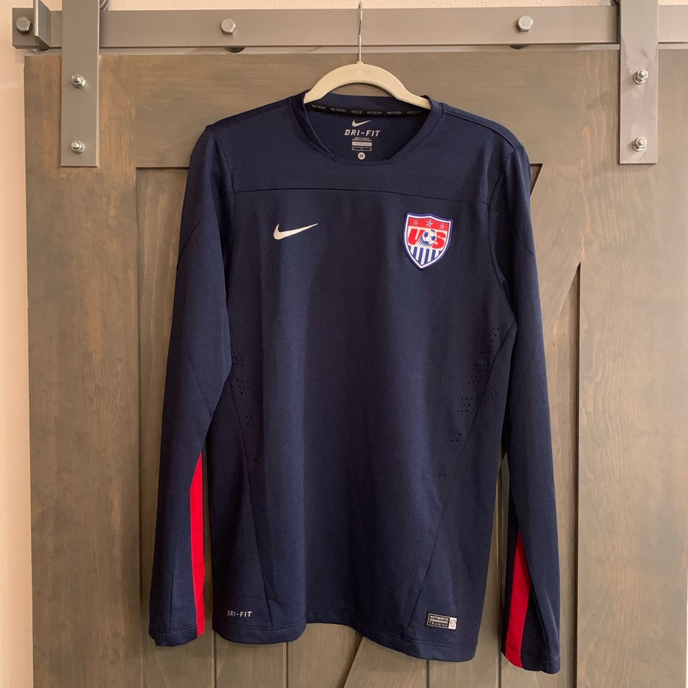 USA soccer long sleeve training top (size M)